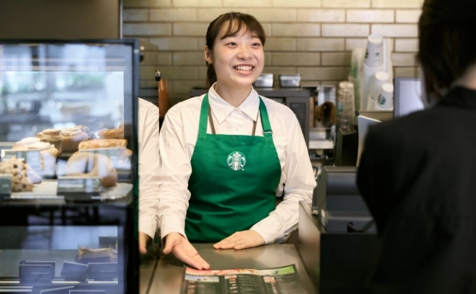 メニューの説明をする様子