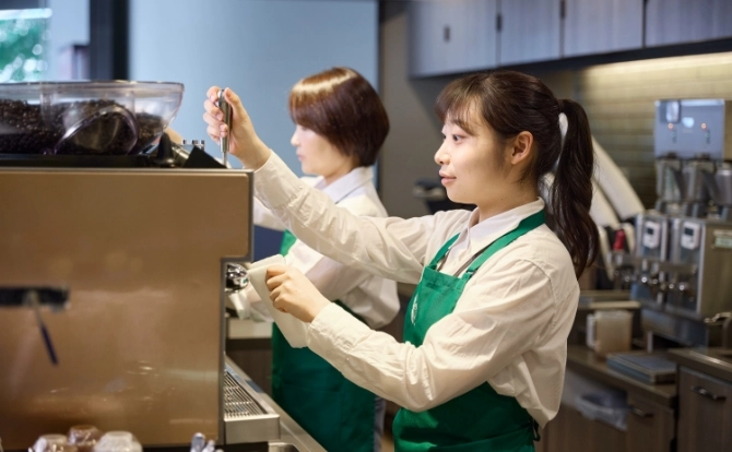 ドリンクの作成をする様子