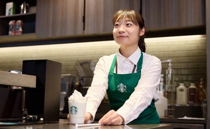 ドリンクを渡す様子