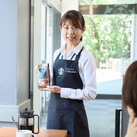 コーヒー豆の説明をする様子