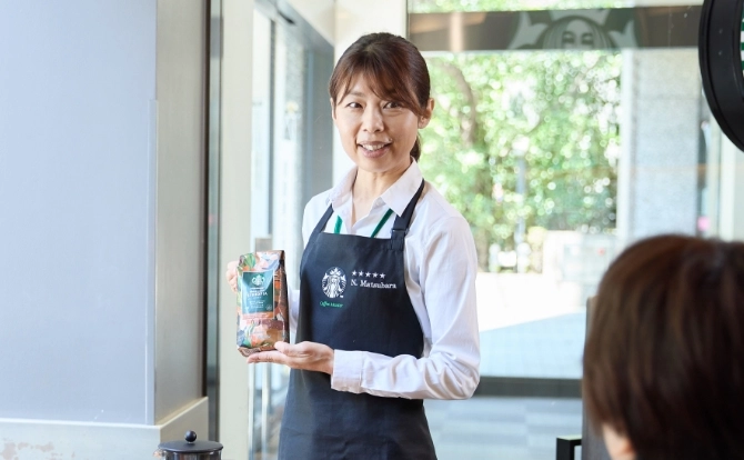 コーヒー豆の説明をする様子