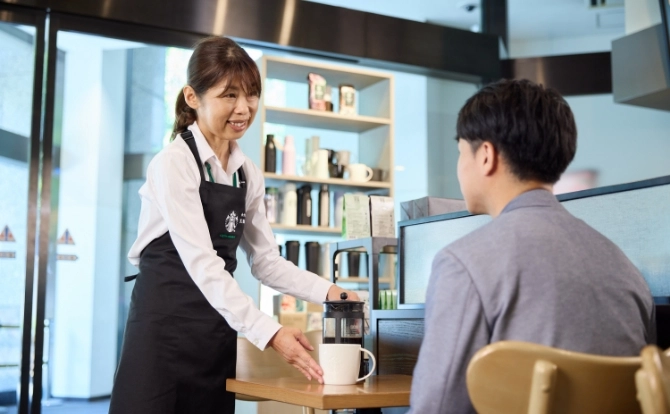 コーヒーを淹れる様子