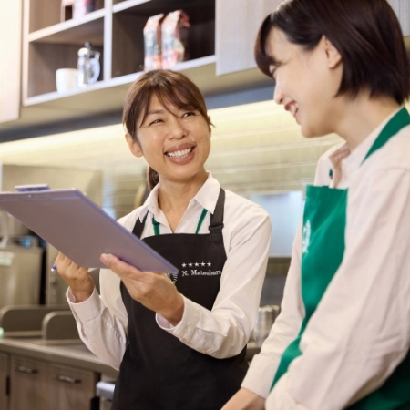 後輩とコミュニケーションをとる様子