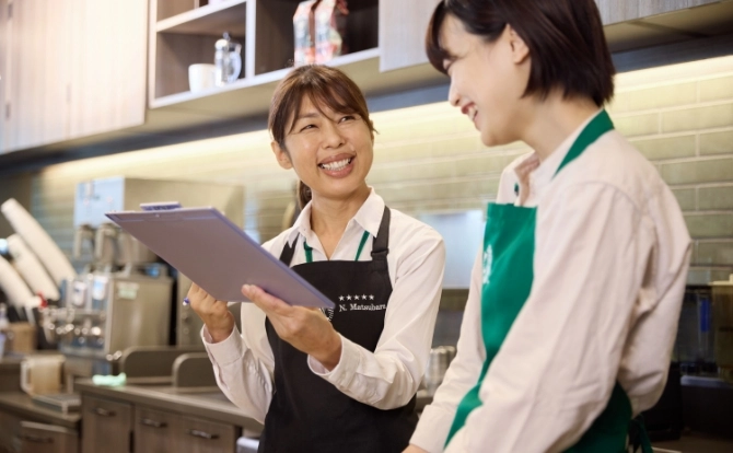 後輩とコミュニケーションをとる様子