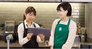 タンブラーの紹介をする様子