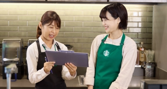 タンブラーの紹介をする様子