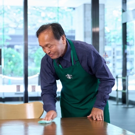 テーブルを拭く様子