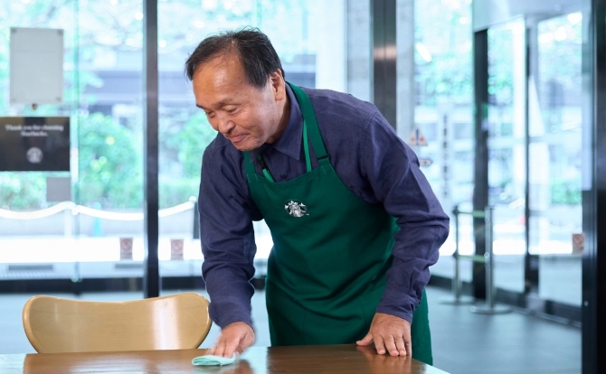 テーブルを拭く様子