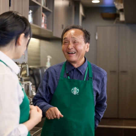 ほかのパートナーと会話をする様子