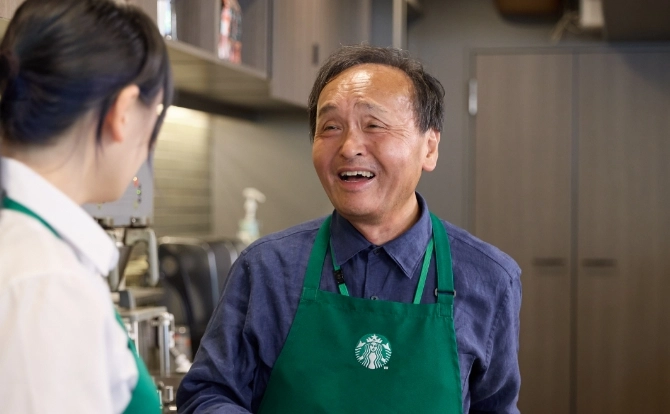 ほかのパートナーと会話をする様子