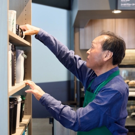 棚の整理をする様子