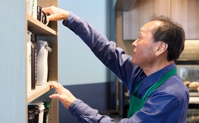 棚の整理をする様子