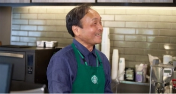 ほかのパートナーと会話をする様子